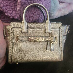 COACH Swagger 21 Carryall in Pebble Leather Shoulder Bag/Crossbody